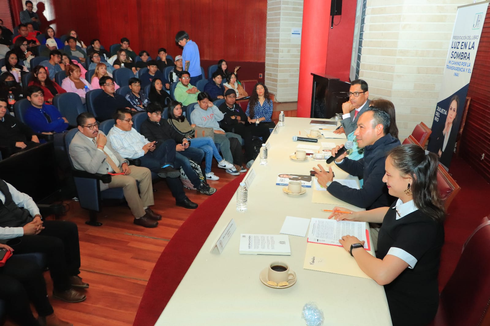 Presentan en la UATx el libro 'Luz en la sombra. Mi camino por la transparencia y el INAI'